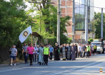 Zeci de enoriași înconjoară Capitala într-un drum al crucii și al pocăinței pentru a se ruga de pace și ploaie | VIDEO