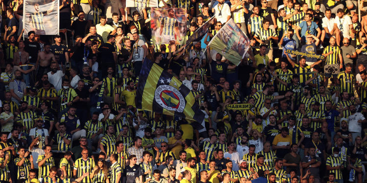 Фанаты турецкого «Фенербахче» скандировали имя Путина в матче с киевским «Динамо». УЕФА начал расследование | VIDEO