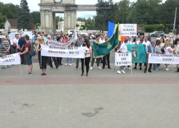 „Păstrați Agrara pentru țară”. Protest în fața Guvernului împotriva reformei universitare. Reacția reprezentanților executivului | VIDEO