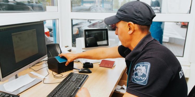 Trei permise de conducere falsificate, depistate în ultimele 12 ore