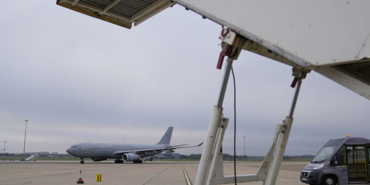 Canicula din UK topește pistele avioanelor. Cea mai mare bază aeriană din țară a fost închisă. Aeroportul Luton a suspendat zborurile