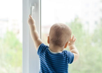 Un copil de doar doi ani a căzut de la înălțime, la Briceni. Micuțul, internat în spital