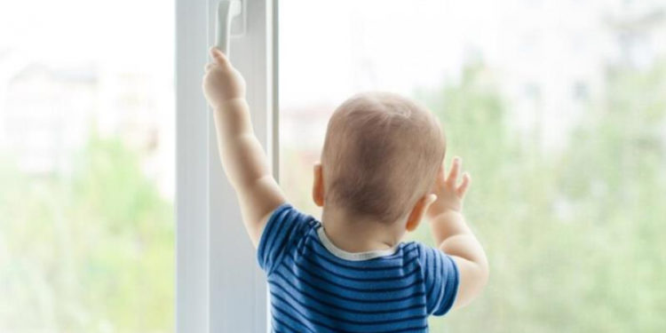 Un copil de doar doi ani a căzut de la înălțime, la Briceni. Micuțul, internat în spital