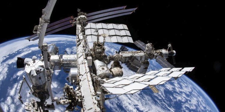 Россия и США договорились о перекрестных полетах на МКС. Космонавты будут летать на Crew Dragon, астронавты — на «Союзах»