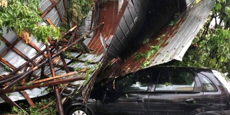 Поврежденные машины, сорванные крыши. Ливень затопил улицы румынского города Крайова