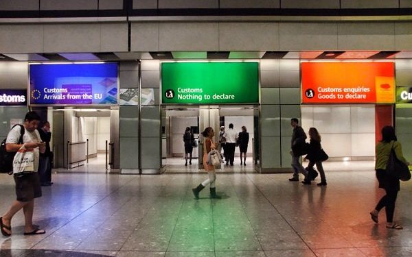 Un cetățean străin, prins de vameșii de pe Aeroportul Internațional Chișinău în timp ce încerca să plece din țară cu 50 de mii de dolari