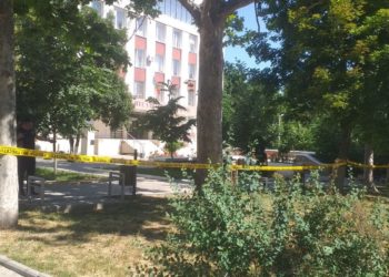 Păstra acasă telefonul cu care ar fi sunat la 112. Poliția oferă detalii despre tânărul reținut pentru o alertă falsă cu bombă | VIDEO