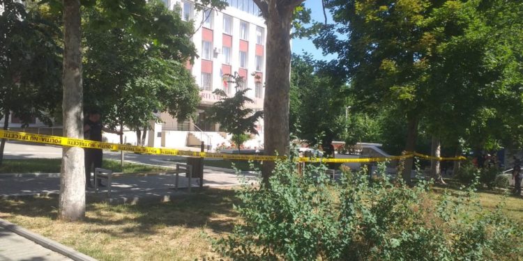 Păstra acasă telefonul cu care ar fi sunat la 112. Poliția oferă detalii despre tânărul reținut pentru o alertă falsă cu bombă | VIDEO