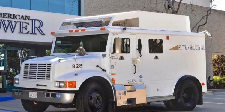 Bijuterii în valoare de zeci milioane de dolari au fost furate dintr-un camion blindat, în California