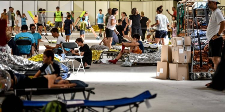 Mii de turiști evacuați în Franța din calea flăcărilor: Ne-au trezit la 4:30. A trebuit să alegem rapid ce luăm cu noi, nu am telefonul