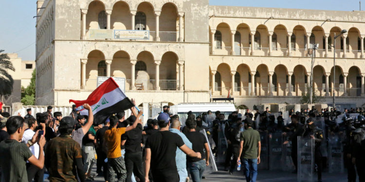 Criză politică în Irak. Manifestanţii au pătruns în „zona verde” şi au invadat Parlamentul de la Bagdad