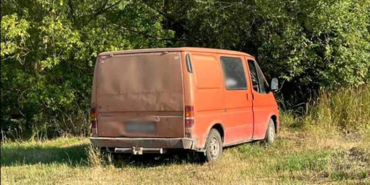 Au furat un microbuz chiar din poarta stăpânului: Trei copii, în vizorul poliției