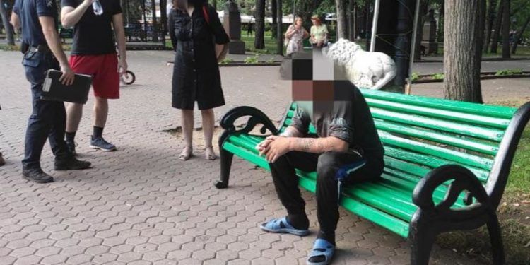 Își tăia mâna cu cioburi de sticlă, sub ochii trecătorilor, în parc: Bărbatul, beat, preluat de o ambulanță