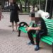 Își tăia mâna cu cioburi de sticlă, sub ochii trecătorilor, în parc: Bărbatul, beat, preluat de o ambulanță