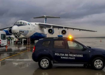 Panică, învălmășeală și curse reținute, în urma alertei false cu bombă la Aeroportul Internațional Chișinău. Printre pasageri erau și interpreții români Smiley și Denis Roabeș | VIDEO