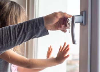 „Am auzit un strigăt și o bubuitură puternică”. Ce povestesc martorii care au văzut cum fetița de doi ani a căzut în gol de la etajul opt și cum pot fi evitate astfel de situații | VIDEO