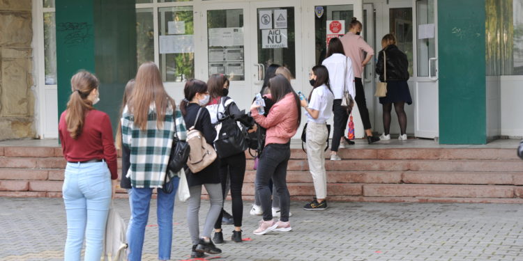 Taxe mai mari pentru studenții din Moldova. Cum se explică scumpirile?