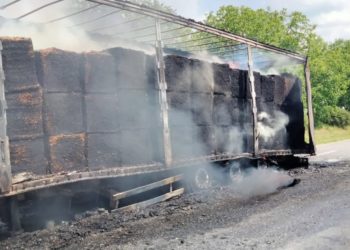 Un camion care transporta 21 de tone de tutun a luat foc la Edineț