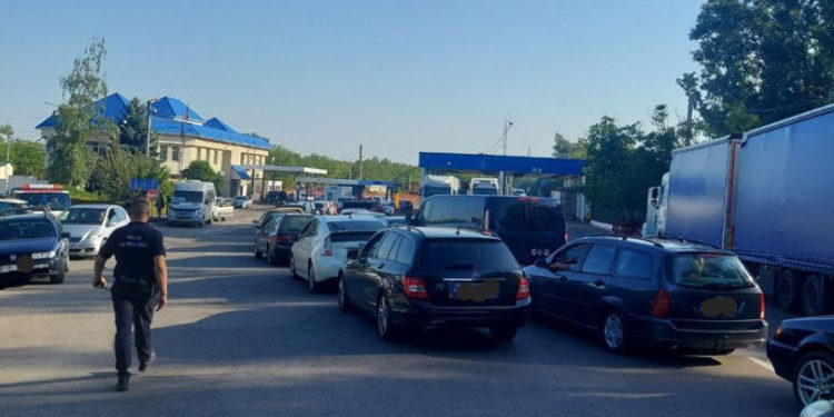 Atenție, călători: Trafic intens la punctul de trecere a frontierei Sculeni