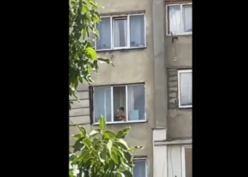 Doi copii au fost filmați pe pervazul unui balcon de la Ciocana. Mama riscă să fie amendată