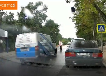 Imagini cu impact emoțional. O femeie și un copil au fost loviți de un microbuz pe trecerea de pietoni | VIDEO