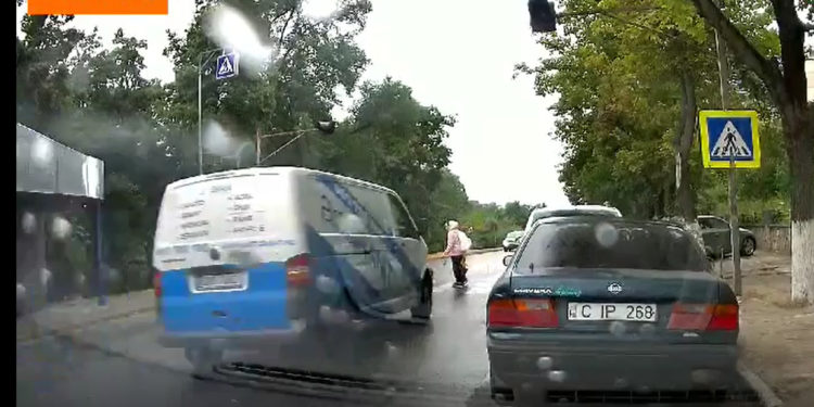 Imagini cu impact emoțional. O femeie și un copil au fost loviți de un microbuz pe trecerea de pietoni | VIDEO