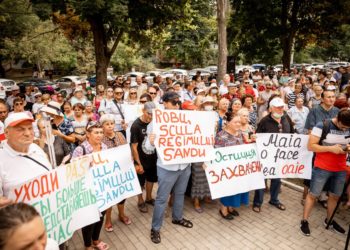 Sute de oameni, susținători ai Marinei Tauber, protestează în fața Curții de Apel și cer eliberarea deputatului din arest  | VIDEO