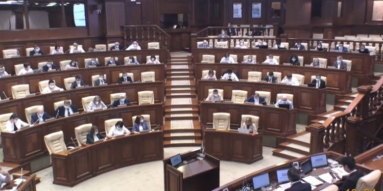 Măștile au revenit în Parlament. Deputații au venit protejați anti-COVID la ședința plenară