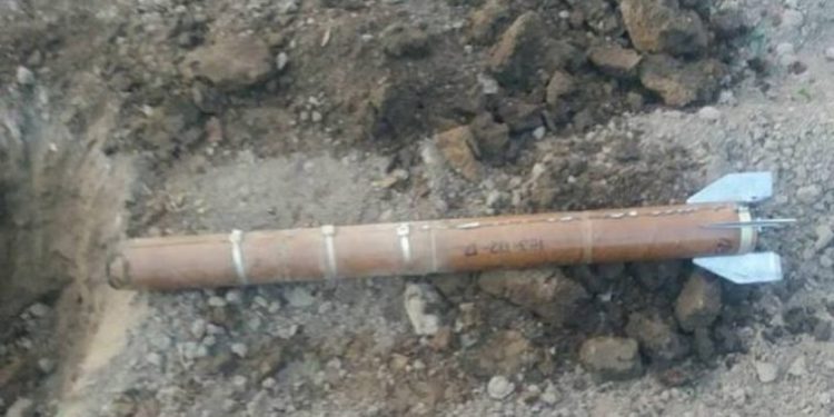 Un bărbat a găsit în câmp o rachetă antigrindină și a dus-o acasă