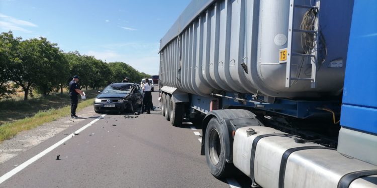 A intrat în depășire fără să se asigure: Un șofer și pasagera sa au avut nevoie de îngrijiri medicale, după un accident la Florești