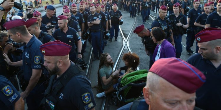 Sute de oameni au blocat un pod peste Dunăre din Budapesta pentru a protesta față de creșterea taxelor