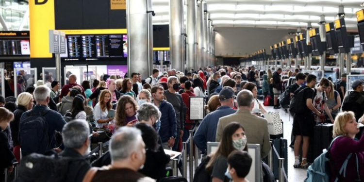 Aeroportul Heathrow din Londra limitează numărul pasagerilor: Unele zboruri vor fi reprogramate, mutate pe alt aeroport sau anulate