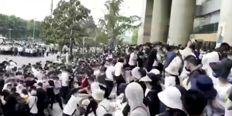 Bătaie în stradă între chinezi nemulțumiți că nu-și pot retrage banii de la bănci și agenți de securitate