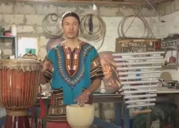 Meșterul popular din raionul Fălești confecționează tamburine șamane și tobe africane | VIDEO
