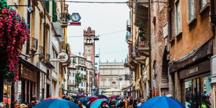 Oamenii din Verona nu mai au voie să-și spele mașinile sau să ude gazonul. În caz contrar plătesc o amendă uriașă