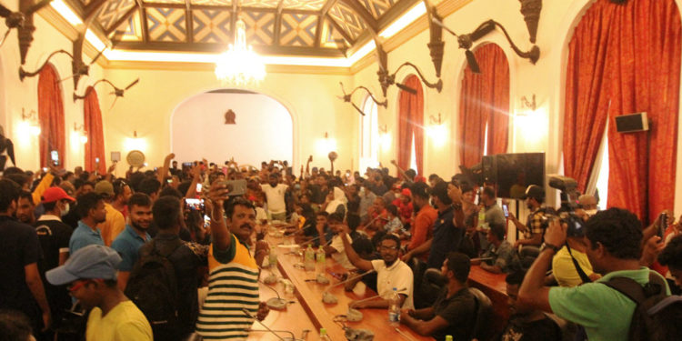 Protestatarii din palatul prezidențial din Sri Lanka s-au antrenat în sala președintelui și i-au mâncat mâncarea