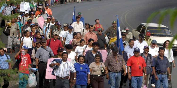 Pesticidele le-au răpit șansa de a avea copii. Zeci de mii de culegători de banane dau vina pe marile companii americane