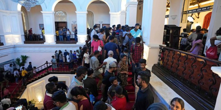 Val de demisii după protestele uriașe care au zguduit Sri Lanka. Protestatarii ocupă încă birourile președintelui și premierului