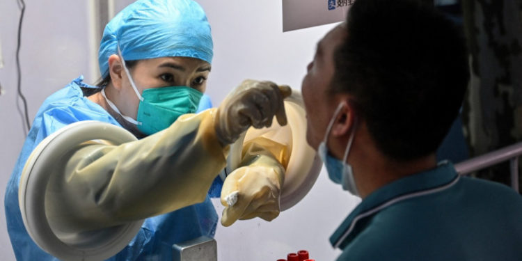 Reîncepe haosul Covid în China. Orașe întregi sunt închise și testate după apariția a câteva sute de cazuri