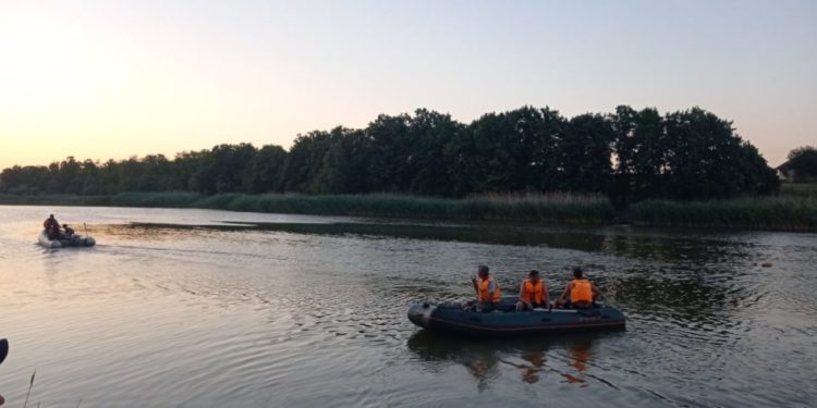 Водолазы нашли всех утонувших в озере у села Мешены. Их оказалось трое — двое взрослых и один ребенок