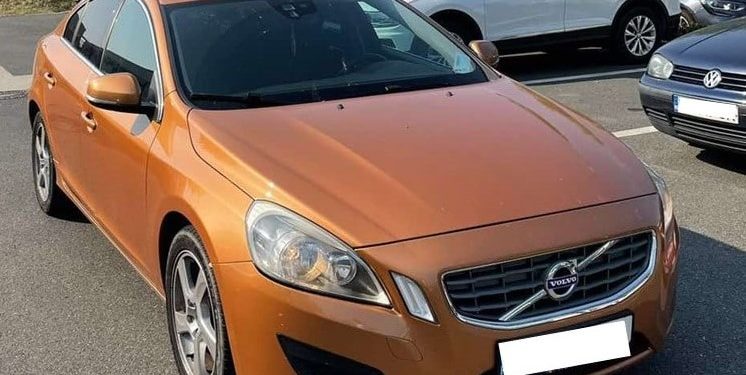 A furat o mașină, fiind în stare de ebrietate, apoi s-a izbit cu ea într-un stâlp. Ce riscă suspectul de 19 ani | VIDEO