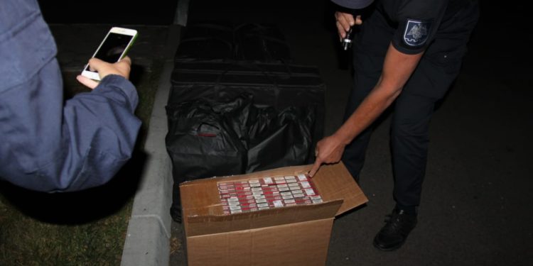 „Am găsit gențile cu țigări și le-am luat…”. 58.000 de țigarete de contrabandă depistate într-un autoturism ce staționa în parcarea Duty Free