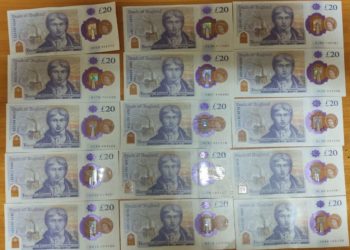 A fost găsită geanta cu 11.500 de lire sterline, pierdută la o stație PECO. Poliția a reținut doi suspecți