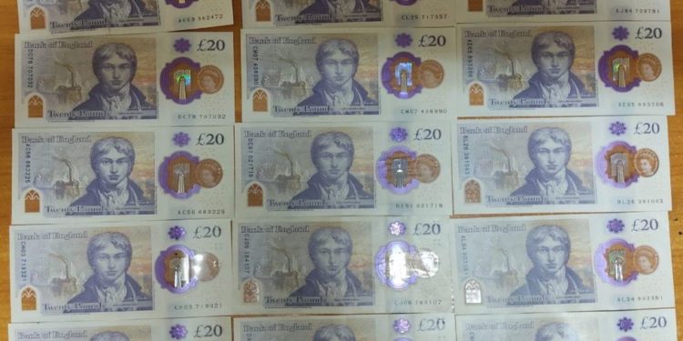 A fost găsită geanta cu 11.500 de lire sterline, pierdută la o stație PECO. Poliția a reținut doi suspecți