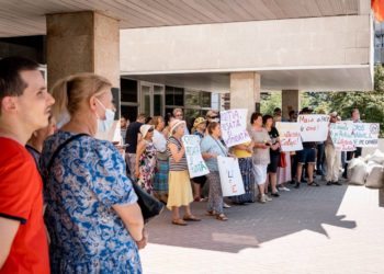 Protest în fața judecătoriei, în susținerea Marinei Tauber: Partidul „ȘOR” îi stă guvernării ca un os în gât, pentru că este singurul care lucrează pentru oameni