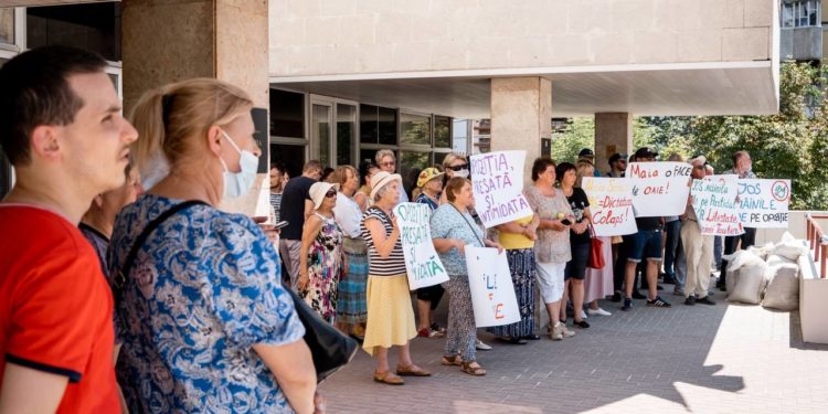 Protest în fața judecătoriei, în susținerea Marinei Tauber: Partidul „ȘOR” îi stă guvernării ca un os în gât, pentru că este singurul care lucrează pentru oameni