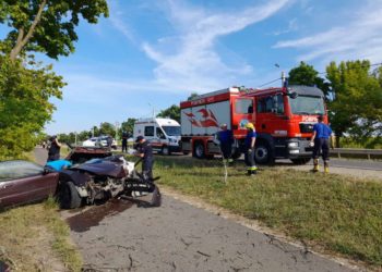 Descarcerare în raionul Soroca: Un șofer se află în stare gravă la spital după ce s-a izbit cu mașina în copac