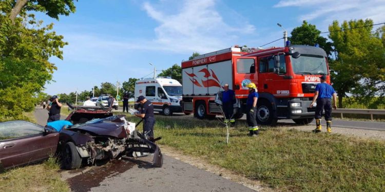 Descarcerare în raionul Soroca: Un șofer se află în stare gravă la spital după ce s-a izbit cu mașina în copac