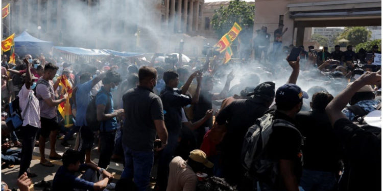 СМИ: число пострадавших на протестах в Шри-Ланке превысило 100