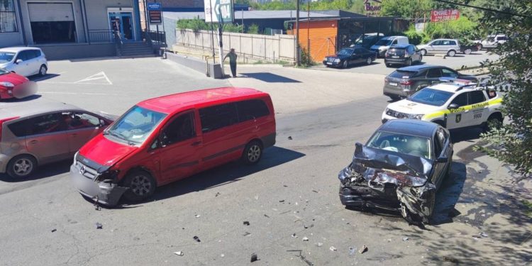 Un BMW, transformat într-un morman de fiare, după ce s-a tamponat cu un Mercedes, în capitală: Trei persoane, spitalizate